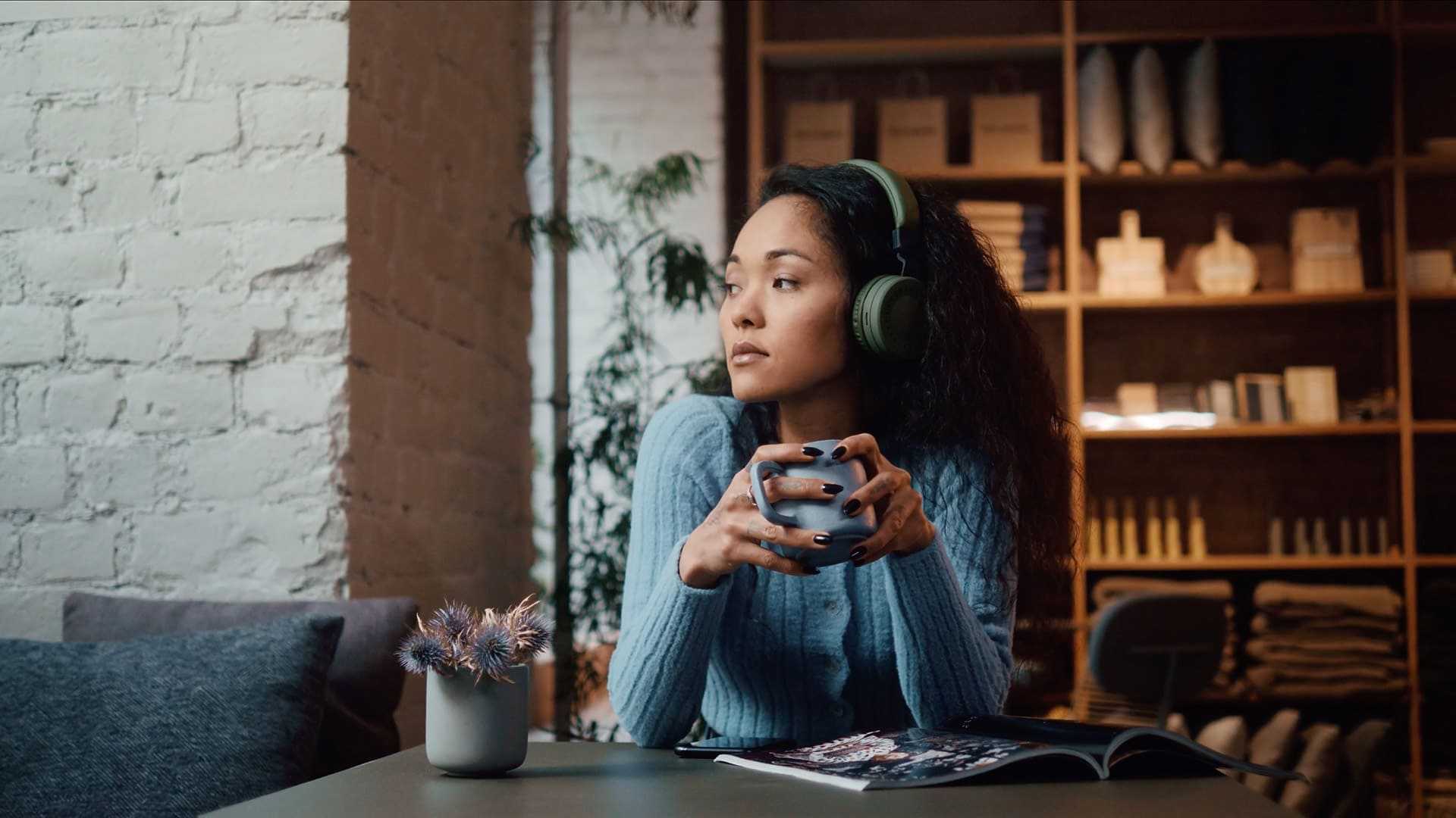 woman-cafe-headphones