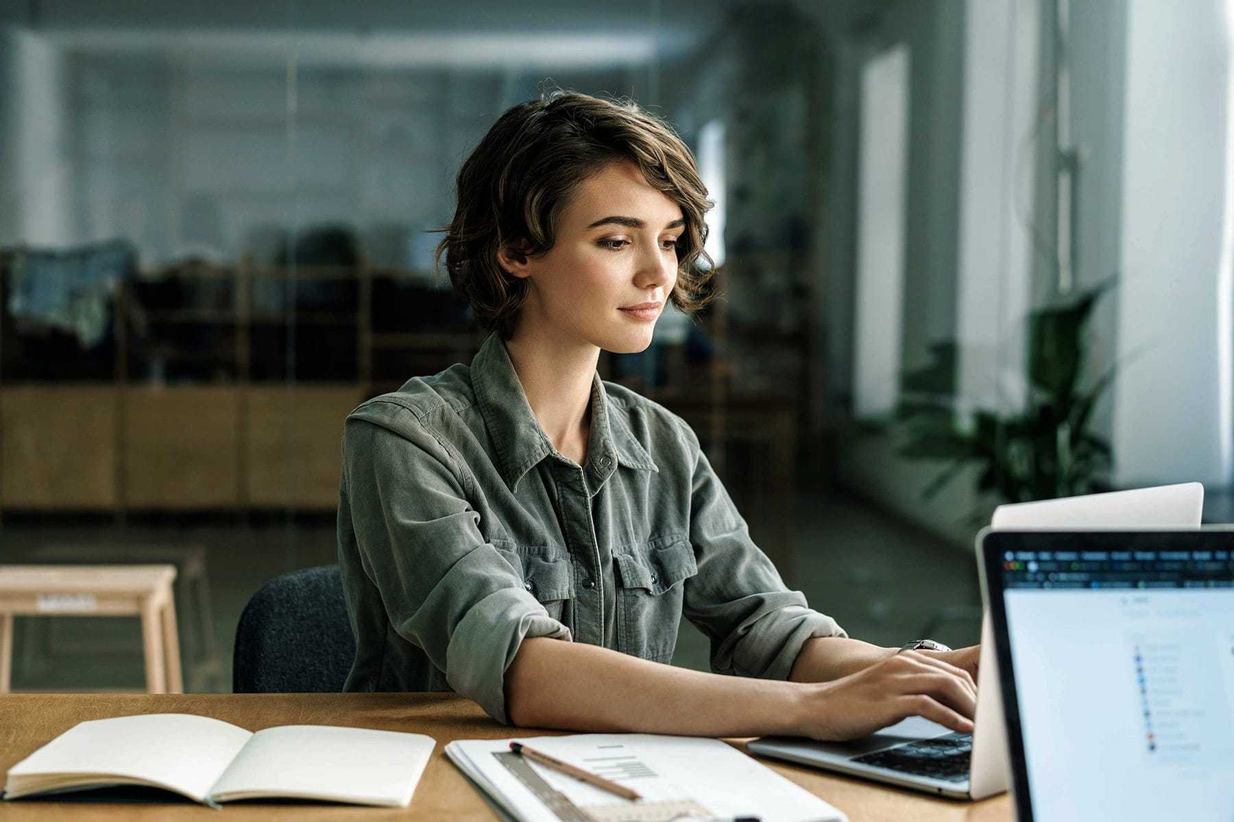 woman_stud_laptop